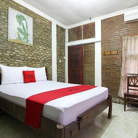 Reddoorz Near Rumah Sakit Wirosaban Salakan Ngoại thất bức ảnh