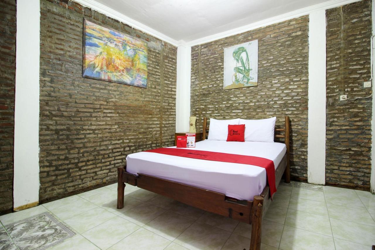 Reddoorz Near Rumah Sakit Wirosaban Salakan Ngoại thất bức ảnh