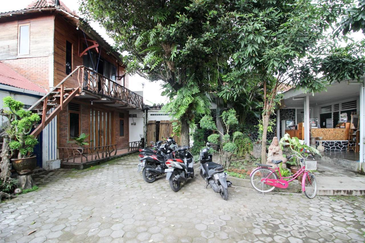 Reddoorz Near Rumah Sakit Wirosaban Salakan Ngoại thất bức ảnh