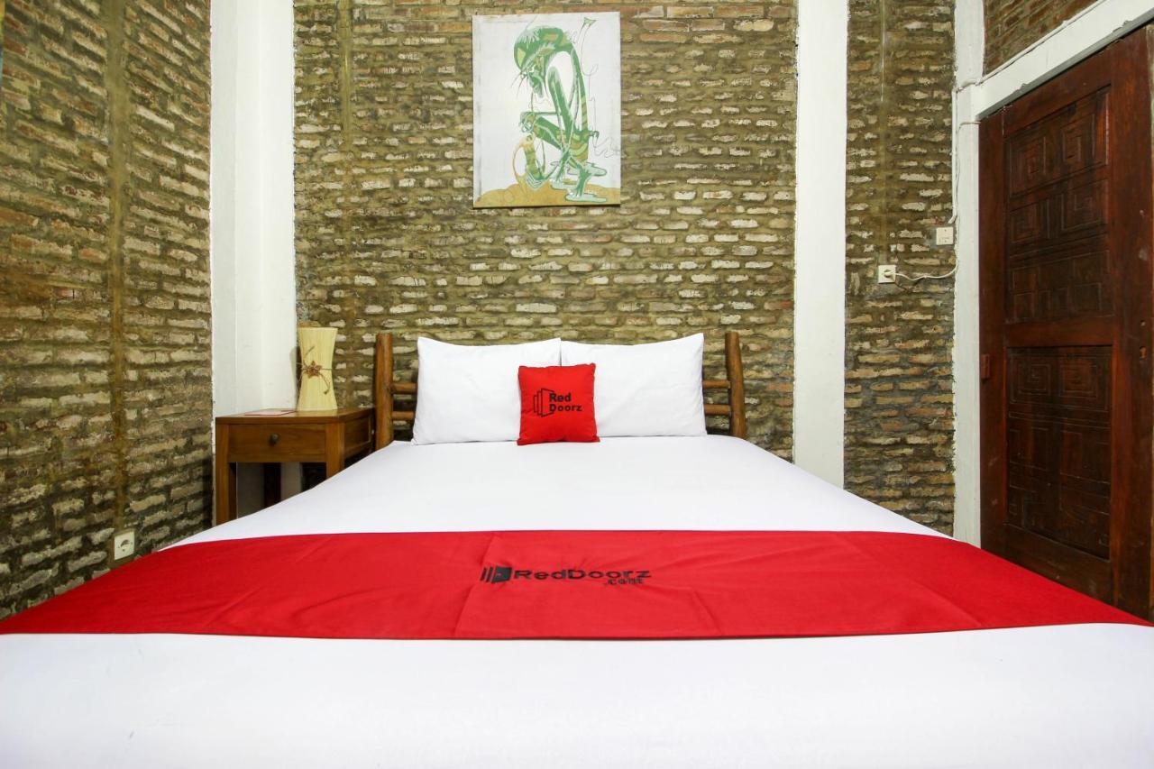 Reddoorz Near Rumah Sakit Wirosaban Salakan Ngoại thất bức ảnh
