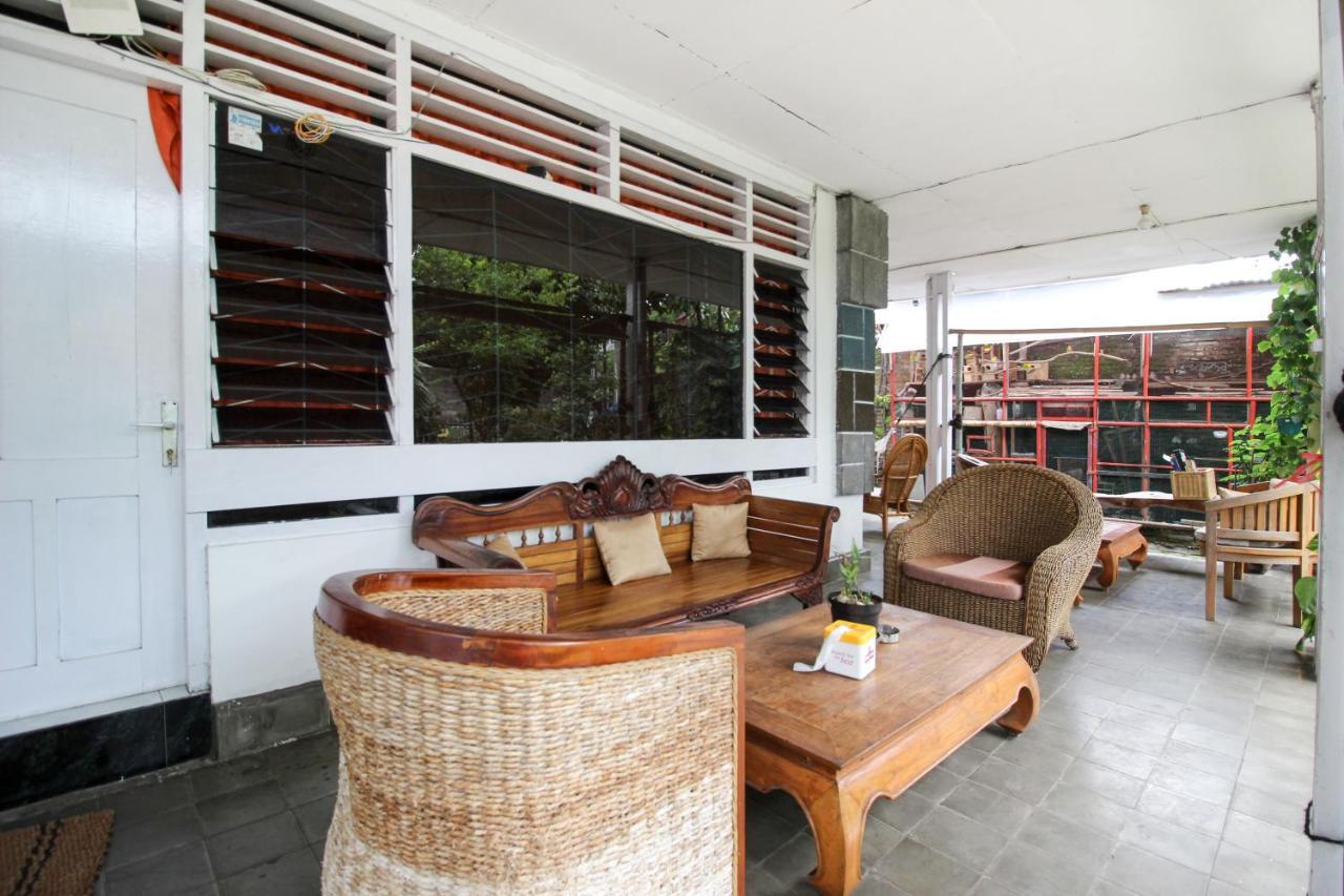 Reddoorz Near Rumah Sakit Wirosaban Salakan Ngoại thất bức ảnh
