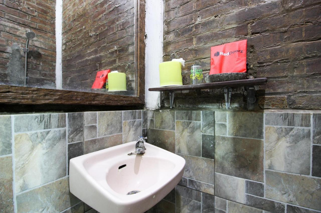 Reddoorz Near Rumah Sakit Wirosaban Salakan Ngoại thất bức ảnh